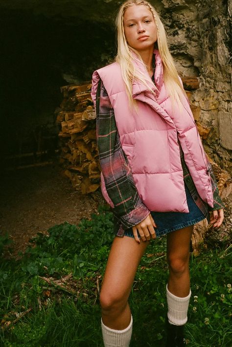 Urban Outfitters Aesthetic, Puffer Vest Outfit, Winter Puffer Vest, Denim Shirt Jacket, Jacket Corduroy, Jackets Denim, Puffy Vest, Puffer Jacket Women, Streetwear Fashion Women