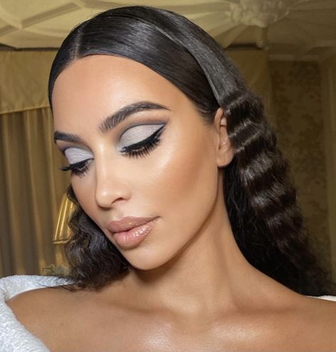 Eye Makeup Bridal, Crease Eye Makeup, Cut Crease Eye Makeup, Kardashian Makeup, Kim Kardashian Makeup, Cut Crease Eye, Celebrity Makeup Looks, Bridal Makeup Wedding, Crimped Hair