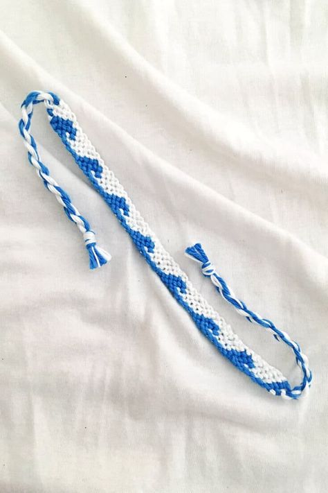 How To Make Ocean Wave Bracelet, How To Make Surfer Bracelets, Diy Wave Bracelet, Diy Surfer Bracelet, Surfer Bracelets Aesthetic, Blue And White Bracelet Pattern, Wave Embroidery Bracelet, Two Color String Bracelet Patterns, Beaded Wave Bracelet Tutorial