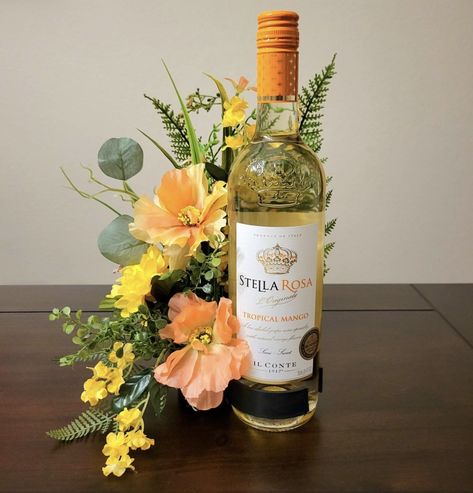 Bottle Floral Arrangements, Wine Centerpiece, Chocolate Centerpieces, Wine Gift Box Ideas, Wine Bottle Flowers, Wine Bottle Centerpieces, Communion Decorations, Wine Event, Flower Box Gift