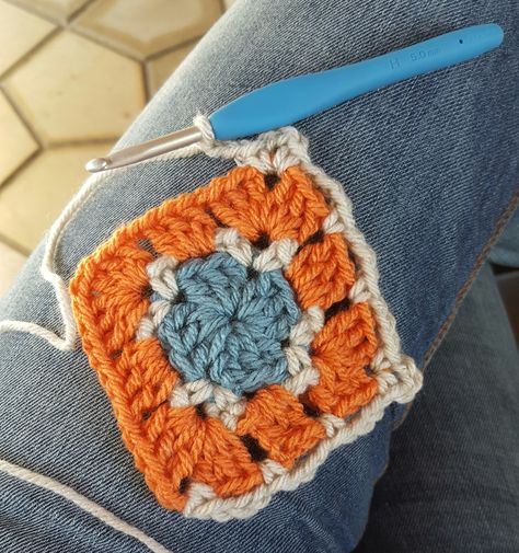 Granny Square 3 Colors, Crochet Block Stitch, Scrap Yarn Crochet, Granny Square Crochet Patterns Free, Quick Crochet Patterns, Crochet Motif Patterns, Crochet Blocks, Crochet Cushions, Quick Crochet