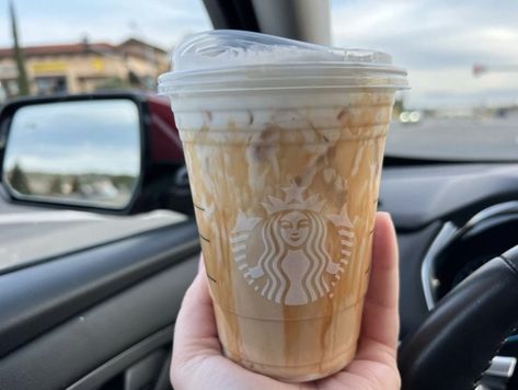 Viral Starbucks Drinks, Iced White Chocolate Mocha, Caramel Drinks, Mocha Drink, Best Starbucks Drinks, Iced White Mocha, Starbucks Holiday Drinks, Caramel Frappuccino, Mocha Frappuccino