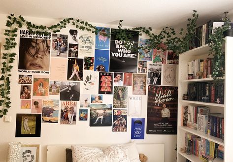 Photo Wall Collage Inspiration, One Direction Room Aesthetic, One Direction Bedroom Aesthetic, One Direction Room Decor Ideas, Harry Styles Inspired Room, One Direction Room Decor, Bedroom Ideas Posters, Poster Wall Inspo Bedroom, Wall Inspo Bedroom