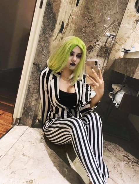 Girl Bettle Juice, Beetlejuice Costume Ideas For Women, Beetlejuice Halloween Costumes Women, Bettle Juice Outfits Women, Women Beetlejuice Costume, Beetlejuice Female Costume, Beetle Juice Costume Female, Beetlejuice Outfit Ideas, Beetlejuice Costume Female