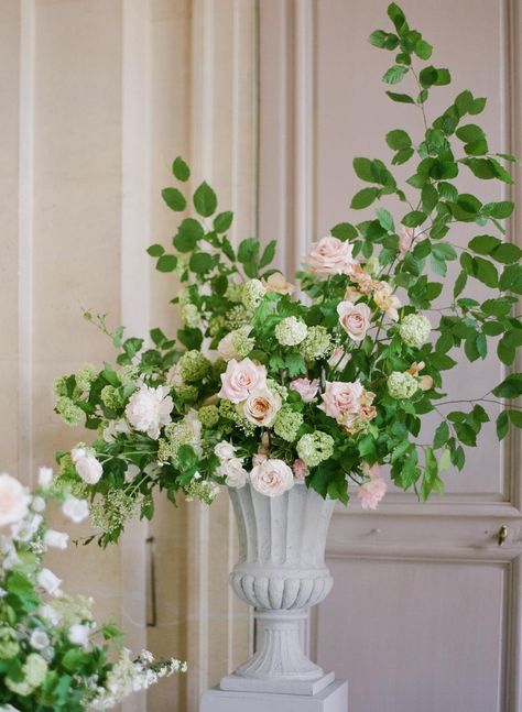 Ceremony Altar Arrangements, Flowers Installation, Farmhouse Florals, Flower Pedestal, Wedding Stairs, French Floral Design, Altar Pieces, Prague Wedding, Altar Arrangements