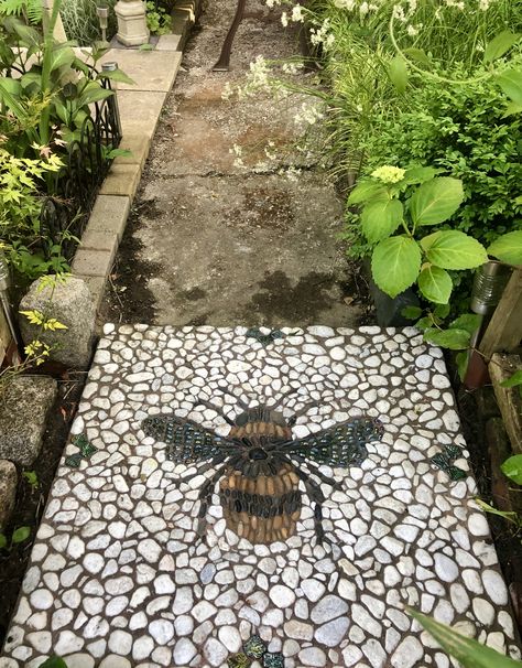 Bee Mosaic, Pebble Mosaic, Have Inspiration, Front House Landscaping, Mosaic Garden, Garden Yard Ideas, Veggie Garden, Garden Cottage, Garden Crafts