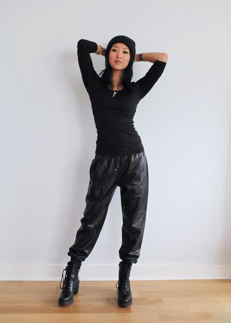 Leather Sweatpants Leather Sweatpants Outfit, Sweatpants Outfit Casual, Leather Sweatpants, Uniqlo Heattech, Fantasy Wardrobe, Sweatpants Outfit, Play Hard, Outfit Casual, Modern Fashion