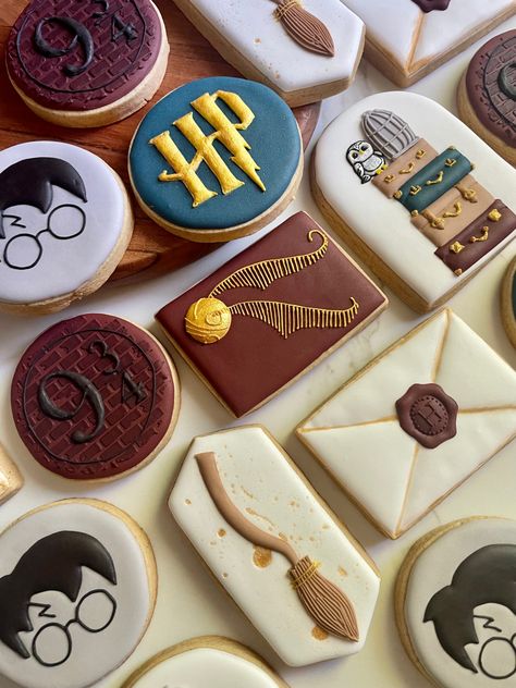 Harry Potter Christmas Cookies, Harry Potter Rice Krispie Treats, Harry Potter Decorated Cookies, Harry Potter Cookies Decorated, Harry Potter Sugar Cookies, Harry Potter Cookies, Designed Cookies, Anime Cookies, Hogwarts Party