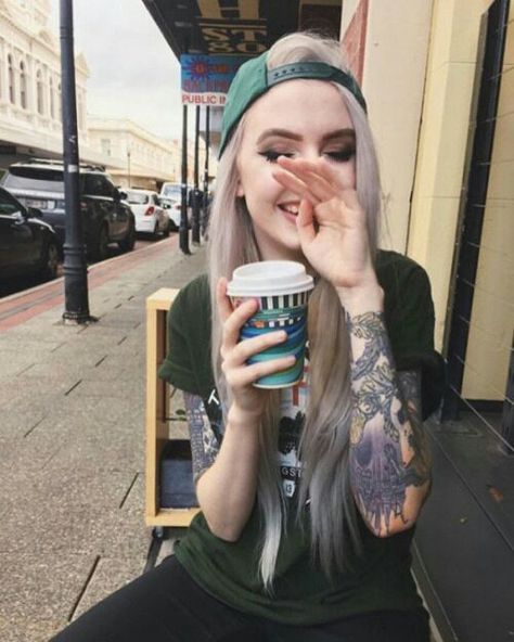 Skater Girl Outfits Grunge, Grunge Tattoo, Tattoo Girls, Skater Girl Outfits, Tattoed Girls, Inked Babes, Scene Hair, Skater Girls, Punk Outfits