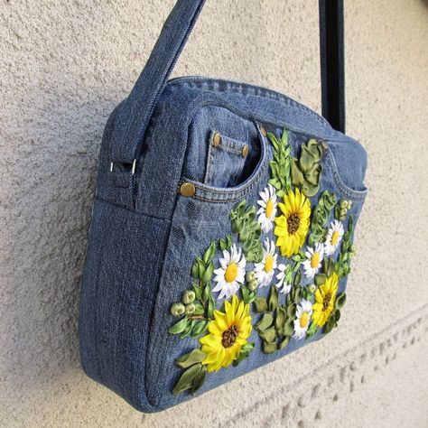 The Best & Gorgeous Flowers Denim Bags Designs ~ Denim Flowers Bags For ladies ~ Hand Bags Ideas ------ so this video we will discuss about some of the best flowers denim bags designs and ideas very trendy hand bags so like share and subscribe ------ Diy Laptop Bag, Hand Bags Ideas, Artisanats Denim, Bordados Tambour, Denim Bag Patterns, Bags For Ladies, Bag Jeans, Bags Ideas, Denim Bags