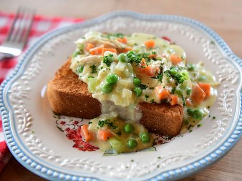 Get Chicken Pot Pie Toast Recipe from Food Network Pioneer Woman Chicken Pot Pie, Deconstructed Chicken Pot Pie, Pioneer Woman Chicken, Ree Drummond Recipes, Chicken Pot Pie Recipe, Pot Pie Recipe, Easy Chicken Pot Pie, Summer Baking, Cooking Chicken To Shred