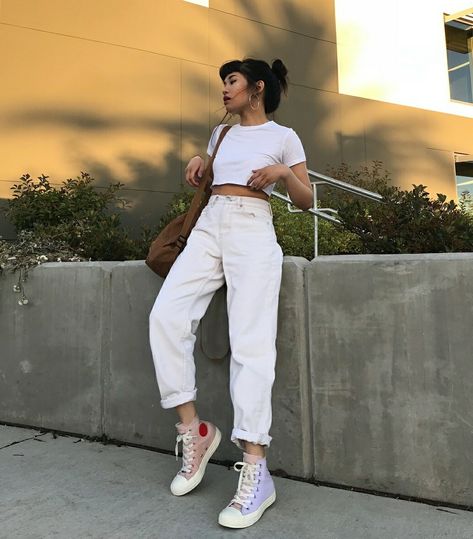 White Mom Jeans Outfit, White Mom Jeans, Mom Jeans Outfit, Jeans Outfit, Urban Style, Looks Style, White Pants, Looks Vintage, Look Cool