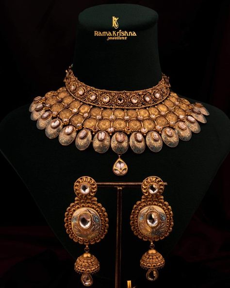 Heavy Jewellery Designs, Heavy Choker Necklace, Indian Bridal Jewelry Kundan, Necklace With Earrings Set, Bridal Things, Rama Krishna, Bridal Necklace Designs, Kundan Jewellery Set, Pure Gold Jewellery