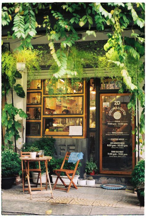 Gillar dörren med loggan och öppetider skrivna direkt på i frostad film. Diggar också träramarna runt dörren och fönstrerna. Small Coffee Shop, Coffee Shop Interior Design, Design Café, Bedroom Patio, Small Cafe, Coffee Shops Interior, Garden Cafe, Modern Restaurant, Shop Fronts