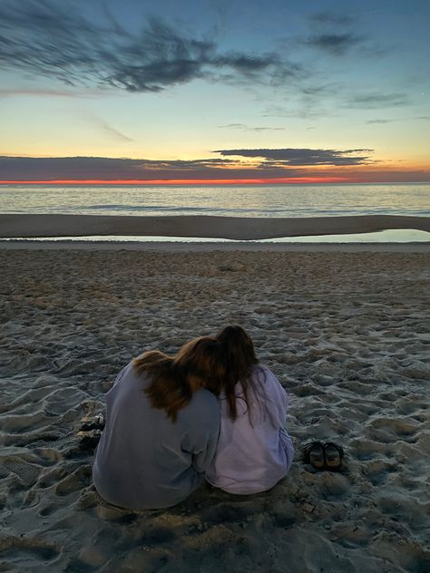 Sunrise At The Beach Pictures, Sunrise Beach Aesthetic Friends, Best Friends At The Beach Aesthetic, Sunset Photoshoot Friends, Sunrise Beach Photoshoot Friends, Aesthetic Beach Photos With Friends, Sunset Beach Photos Friends, Beach Pictures Cold, Beach Sunrise Pictures Poses