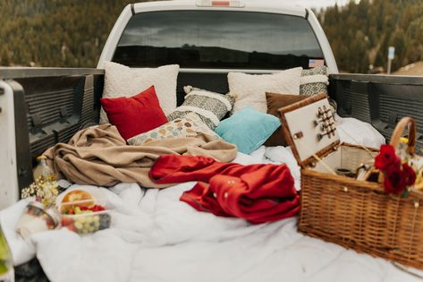 Truck bed picnic Pickup Truck Date Ideas, Truck Bed Proposal, Tailgate Date, Truck Bed Date Ideas, Truck Bed Date Romantic, Picnic In Truck Bed, Pickup Truck Picnic, Truck Bed Picnic, Pick Up Truck Date