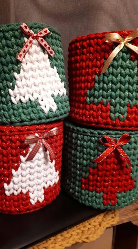 Crochet Basket Christmas, Christmas Crochet Basket, Crochet Christmas Basket, Scrap Yarn Crochet, Crochet Basket Pattern Free, Crochet Christmas Gifts, Confection Au Crochet, Crochet Cozy, Crochet Xmas