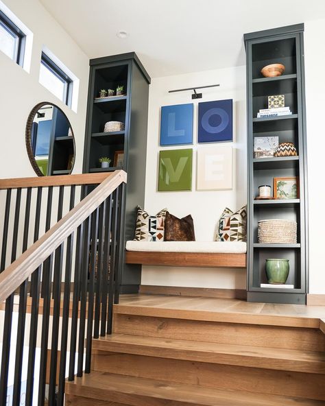 12 Stair Landing Decor Ideas That Will Add Style and Transform Your Space - gramydeco Staircase Landing Storage, Stair Landing Built Ins, Staircase Landing Bookshelf, Shelves On Staircase Wall, Hallway Seating Area, Stair Landing Bench, Split Staircase Landing Decor, Top Of Staircase Landing Ideas, Top Of Stairs Landing Ideas