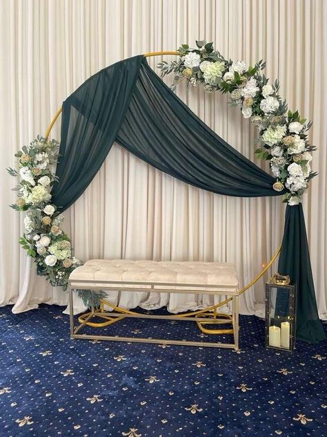 Emerald Wedding Backdrop, Green Backdrop Photoshoot, Green Arch Backdrop, Floral Arch Backdrop, Engagement Stage Decoration, Nikah Decor, Wedding Background Decoration, Diy Wedding Backdrop, Green Themed Wedding