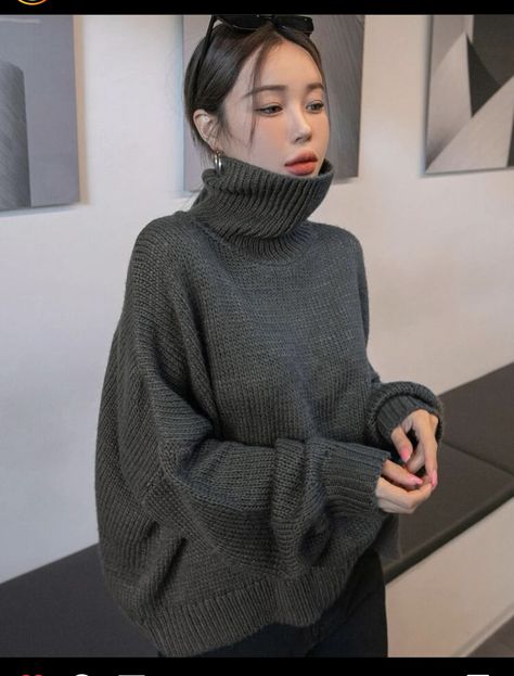 Korean model looking stylish in her turtleneck sweater. Grey Turtleneck Outfit, Turtle Neck Outfit Women, How To Wear Turtleneck, Turtleneck Sweater Outfit, Turtleneck Fashion, Grey Sweater Outfit, Ripped Jeans Outfit, Turtleneck Outfit, Oversized Sweater Women