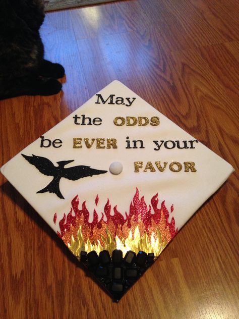 Hunger Games graduation cap. "May the odds be ever in your favor" Fire Graduation Cap, Hunger Games Grad Cap, Nerdy Graduation Cap, Httyd Graduation Cap, Lotr Graduation Cap, Graduation Cap Designs Movies, Hunger Games Graduation Cap, Avatar Graduation Cap, High School Graduation Cap Designs