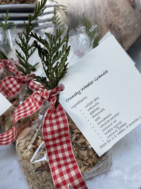 Easy Presents, Granola Gift, Northern California Style, Granola Ingredients, Cute Christmas Ideas, Easy Granola, Neighbor Christmas Gifts, Neighbor Gifts, Craft Markets