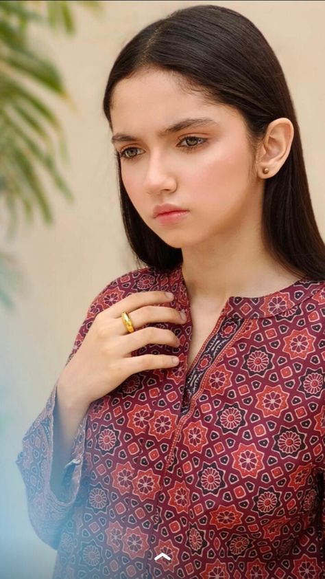 Aina Asif, Deepika Padukone Hair, Child Artist, Denim Refashion, Urdu Novel, Pakistani Dramas, Pakistani Actress, Girly Pictures, Amazing Facts