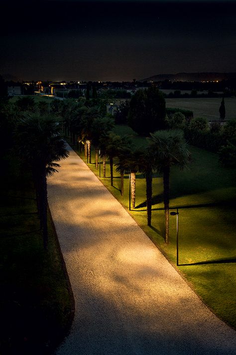 Palladiano 1.0, 4000K, 55W, anthracite, shadow-effect filter: leaves distance between fixtures: 12 m mounted on 3.2-m pole Park Lighting, Path Lighting, Creative Garden Decor, Driveway Lighting, Landscape Lighting Design, Facade Lighting, Outdoor Garden Lighting, Urban Lighting, Bollard Lighting