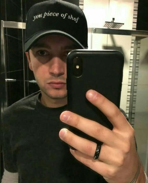 Mirror image the selfie 👏👏 Tyler Joseph Mirror Selfie, Tyler Joseph Icons, Twenty One Pilots Wallpaper, Tyler And Josh, 21 Pilots, Musica Rock, Band Pictures, Tyler Joseph, One Pilots