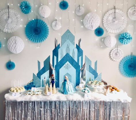 Diy Frozen Backdrop Ideas, Frozen Diy Backdrop, Minimalist Frozen Party, Elsa Birthday Party Decorations At Home, Frozen Themed Birthday Party Diy, Diy Frozen Decorations Birthdays, Diy Frozen Decor, Frozen Cake Table, Frozen Birthday Decorations Diy