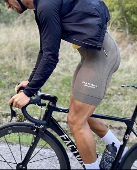 Cycling Outfit Men, Mens Cycling Clothes, Cycling Attire, Cycling Inspiration, Superenge Jeans, Cycling Photography, Bike Training, Marathon Training Plan, Lycra Men