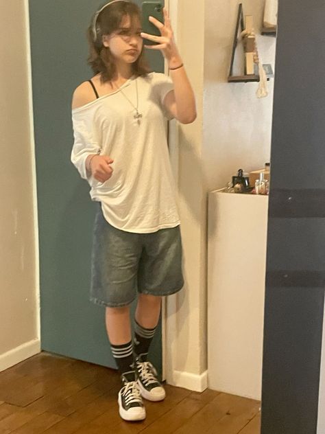 Cropped Baggy Shirt Outfit, Leggings And Baggy Shirt Outfits, Jorts And Baggy Shirts, Baggy Clothes Outfit Comfy, Outfits With Oversized Sweatshirts, Y2k Tomboy Aesthetic, Fits With Jorts Girl, Casual Jorts Outfits, Style Baggy T Shirt