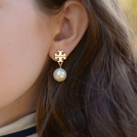 Tory burch logo pearl dangle earrings gold Southern Curls And Pearls, Tory Burch Earrings, Diamond Cluster Earrings, Tiny Stud Earrings, Pearl Earrings Dangle, Top Drawer, Cluster Earrings, Bling Bling, Diamond Studs