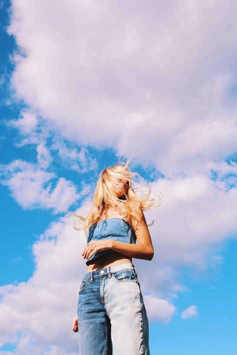 sky photoshoot Creative Photoshoot Ideas, Creative Portrait Photography, Selfie Poses Instagram, Summer Photoshoot, Photography Posing Guide, Outdoor Photoshoot, Sky Photos, Model Poses Photography, Photography Poses Women