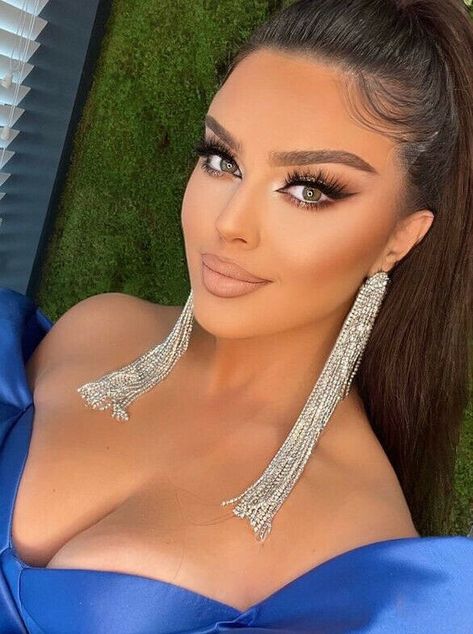 Special Occasion Makeup, Long Crystal Earrings, Eye Makeup Pictures, Looks Party, Hair Inspiration Color, Makeup For Brown Eyes, Profile Photo, Diamond Fashion, Party Makeup