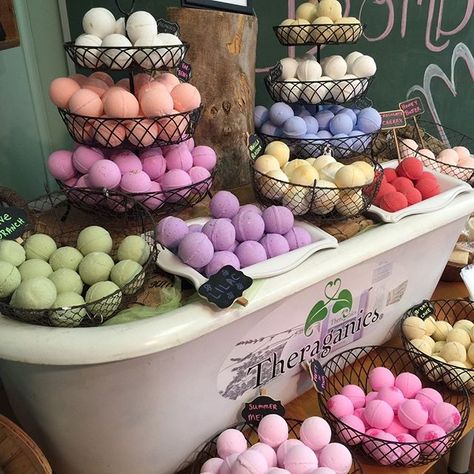 Bath bomb display idea Bath Bomb Ingredients, Savon Diy, Săpunuri Handmade, Relaxing Bathroom, Diy Hanging Shelves, Bathroom Bathtub, Closet Organization Diy, Wine Bottle Diy Crafts, Soap Shop