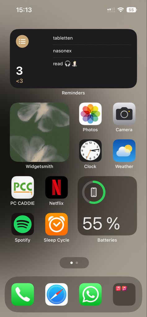 Ios 16 Homescreen Aesthetic, Home Screen Ideas Black, Ios Home Screen Ideas, Ios 16 Homescreen, Iphone Layout Homescreen, Homescreen Organization, Layout Homescreen, Layout Phone, Iphone Ideas