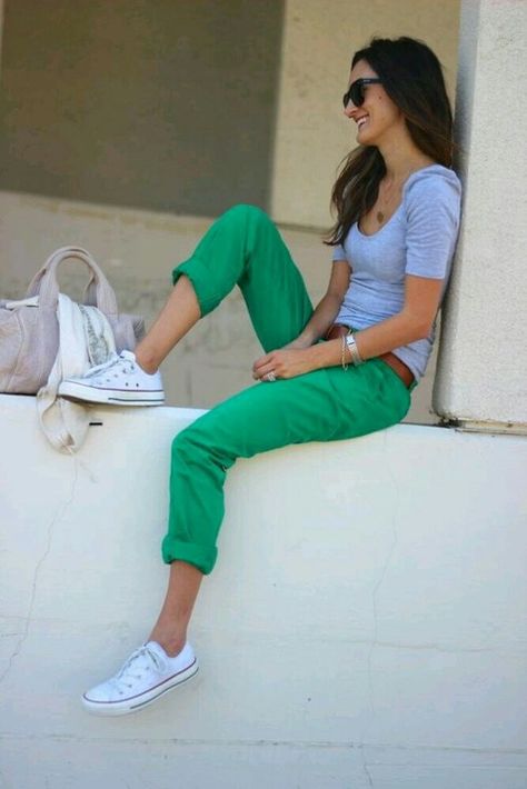 18 Looks que demuestran el poder de unos Converse Teacher Fashion, White Chucks, Converse Outfits, Converse Style, Heart Fashion, Outfits With Converse, Nike Shox, Green Pants, Looks Style