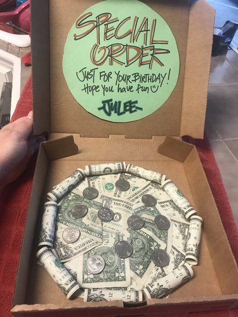 An easy gift for a boy’s birthday. Small pizza box, 20 bills of any currency, and pocket change for topping. Regular tape and double stick tape. Pizza Money Box Ideas, Money Pizza Box Gift, Money Gift Box Ideas, Creative Ways To Give Money, Son Graduation, Ways To Give Money, Birthday Money Gifts, Birthday Pizza, Gift Box Ideas