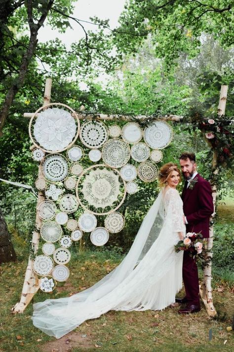 Interesting Ceremony Backdrops - Pink Book - Your Bridal Bestie Macrame Wedding Decor, Rue De Seine Wedding Dress, Wedding Venues In Virginia, Dream Catcher Decor, Country House Wedding Venues, Bohemian Wedding Decorations, Boho Bridal Gowns, Macrame Wedding, Photos Booth