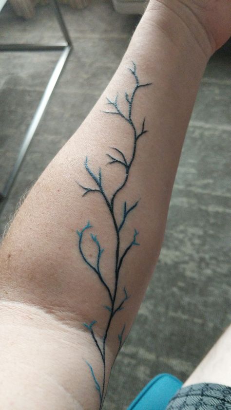 Inkvein Tatoo, Ink Vein with cyan emerging. Tatoo is dimensional with raised veins. Black Veins Tattoo, Vein Tattoos, Veins Tattoo, Dragon Reference, Cactus Tattoo, Tattoos Inspiration, Omerta Tattoo, Tattoo Inspiration Men, Red Tattoos