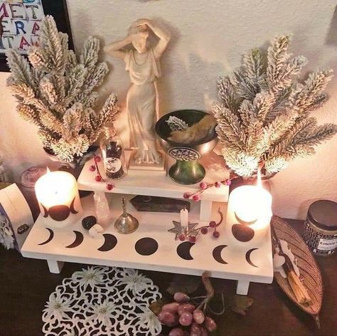 Wiccan Yule, Candles And Crystals, Celebrate Yule, Yule Altar, Altar Inspiration, Sacred Space Altar, Spiritual Altar, Witchcraft Altar, Altar Design