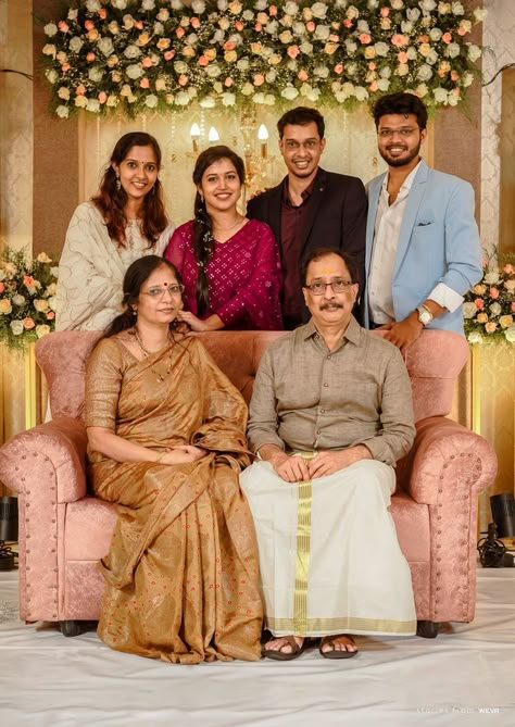 Top Family Wedding Photos!! Family Studio Photography, Wedding Caricature, Family Photoshoot Poses, Family Wedding Photos, Family Portrait Poses, Caricature From Photo, Indian Family, Marriage Photos, Family Photoshoot Outfits