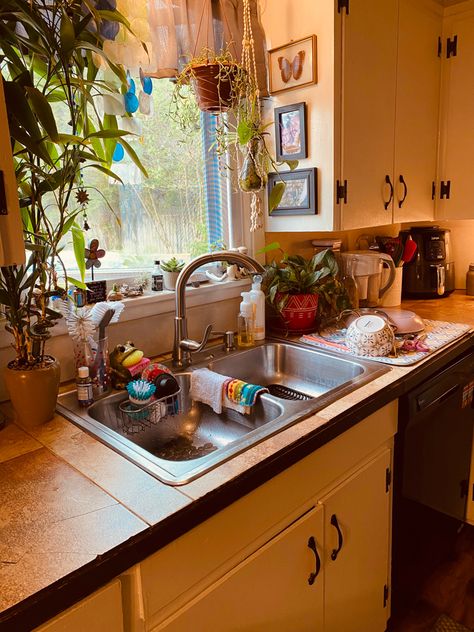 Indie Kitchen Ideas, Whimsical Home Decor Bohemian Style, Cluttered Kitchen Countertops, Cosy Kitchen Ideas Small Spaces, Cozy Cluttered Home, Granny Kitchen Aesthetic, Nostalgic House Aesthetic, 2000s Kitchen Aesthetic, Eclectic Apartment Kitchen