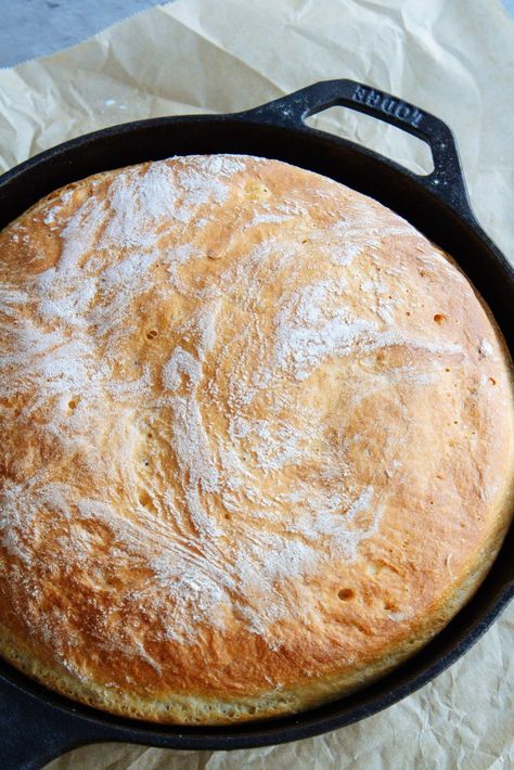 Easy No Knead Skillet Bread - A LA INGA No Knead Skillet Bread, Cast Iron Bread Recipes, Freezing Bread, Cast Iron Skillet Recipes Dinner, Cast Iron Bread, Skillet Bread, How To Store Bread, Homemade Bread Easy, Artisan Bread Recipes