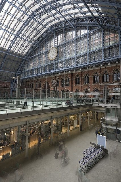 St Pancras International Station Rule Britannia, Penn Station, London Living, Steel Trusses, Train Theme, St Pancras, Train Stations, England And Scotland, London Town