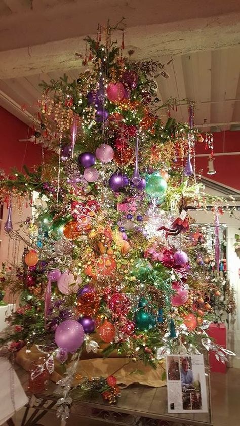 Christmas Decor Extravagant, Boutique Christmas Decor, Tinsel Christmas, Christmas Tree Inspiration, Cool Christmas Trees, Colorful Christmas, Beautiful Christmas Trees, Gorgeous Christmas, Vintage Christmas Tree