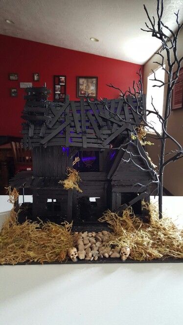 Diy Stick House, Diy Halloween Popsicle Stick Crafts, Haunted House Projects For Kids, Diy Halloween Decorations Popsicle Sticks, Mini Haunted House Diy, Popsicle Stick Haunted House, Hunted House Ideas Halloween Diy, Haunted House Popsicle Sticks, Haunted House Diorama