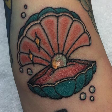 Little clam on the elbow ditch fun fun! Thank you shari X by gemcartertattoo Clam Tattoo, Pearl Tattoo, Cool Tattoo Drawings, American Tattoos, Sleeves Ideas, Best Friend Tattoos, Nautical Art, American Traditional Tattoo, Friend Tattoos