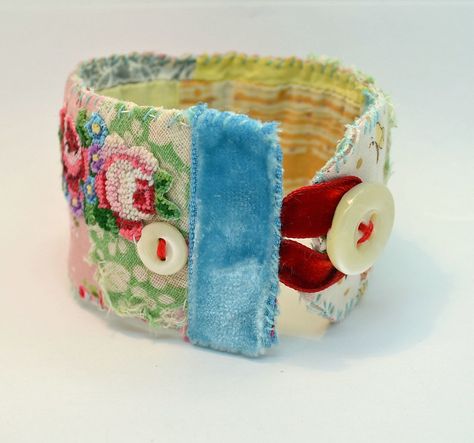 Fabric Cuff Bracelets Diy, Cuff Bracelets Diy, Fabric Cuff Bracelet, Scrap Fabric Crafts, Fabric Bracelets, Cuff Bracelets Handmade, Smart Art, Fiber Jewelry, Vintage Patchwork